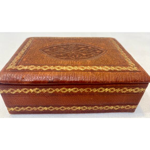 Vintage Small LEATHER LIDDED TRINKET BOX WITH GOLD ACCENT - Picture 2 of 7